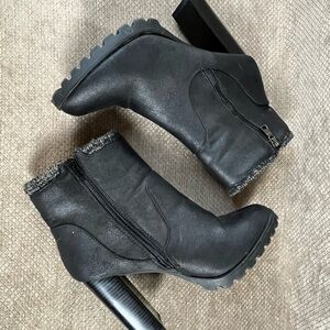 JustFab Carlina Black Sweater Cuff Ankle Boots size 9.5 EUC